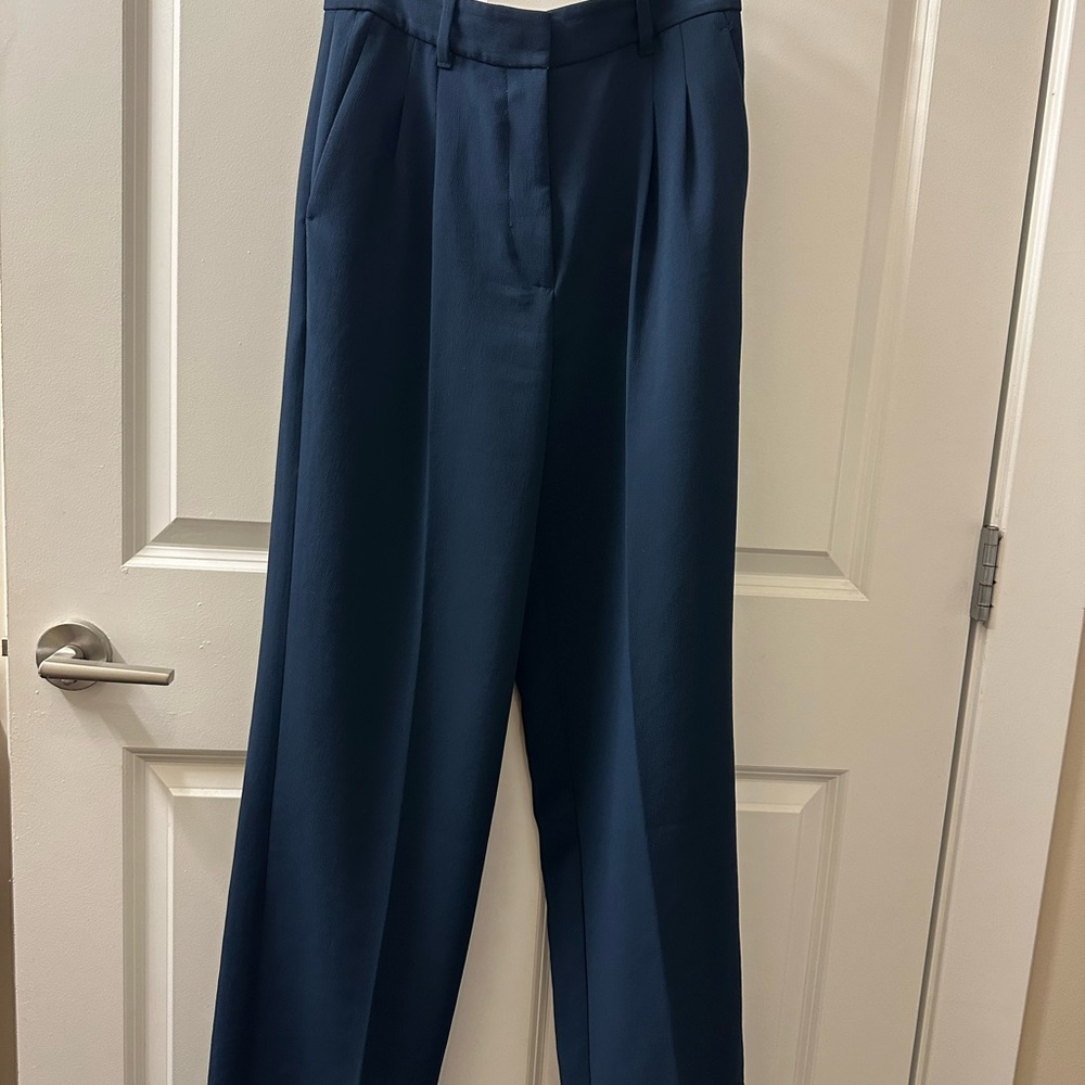 Aritzia Wilfred - Blue Effortless Pant - size 6 - worn but in perfect condition